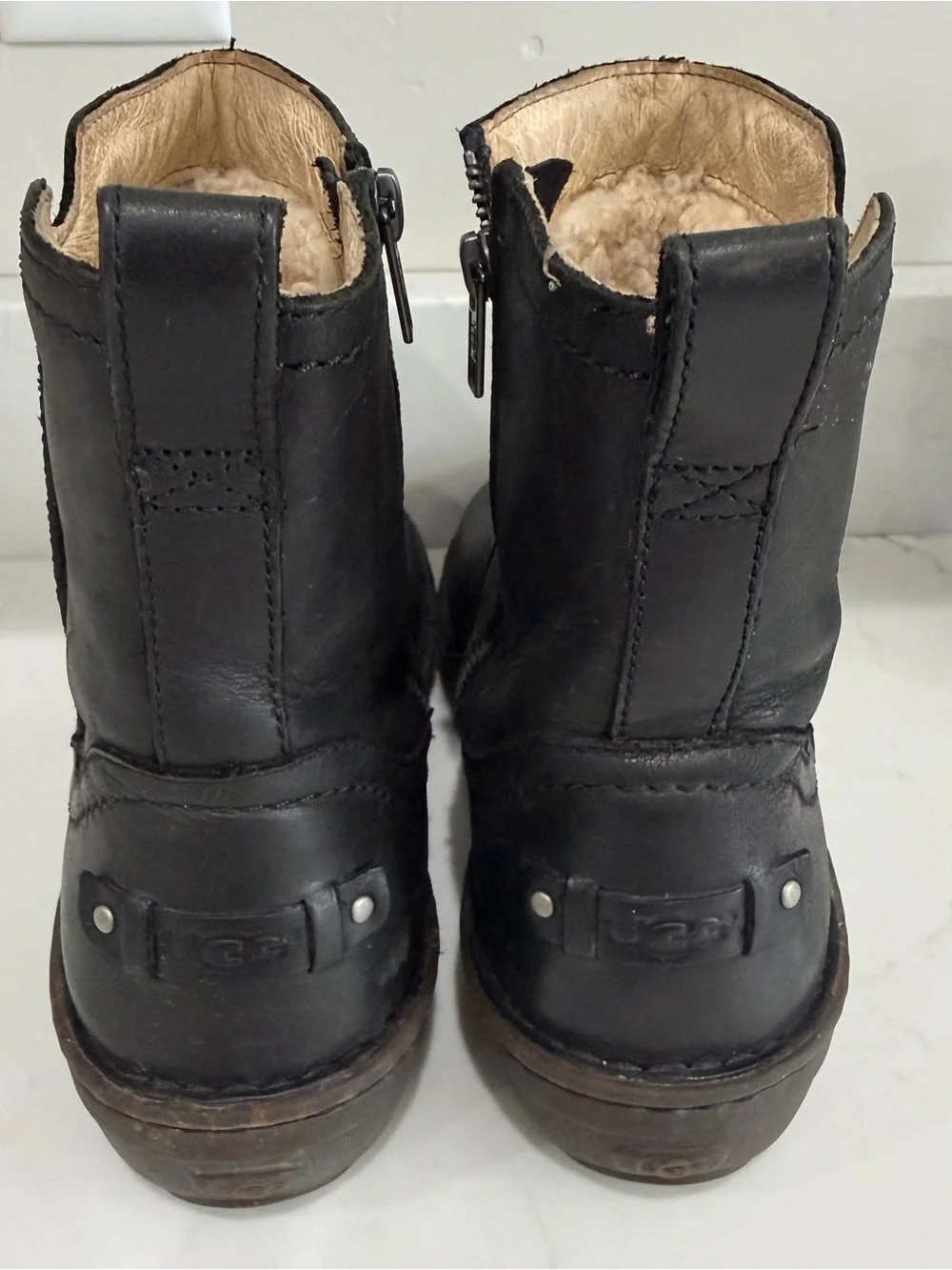 UGG Women's Sz9 Neevah Short 1004177 Black Leather Shearling Lined Ankle Boots